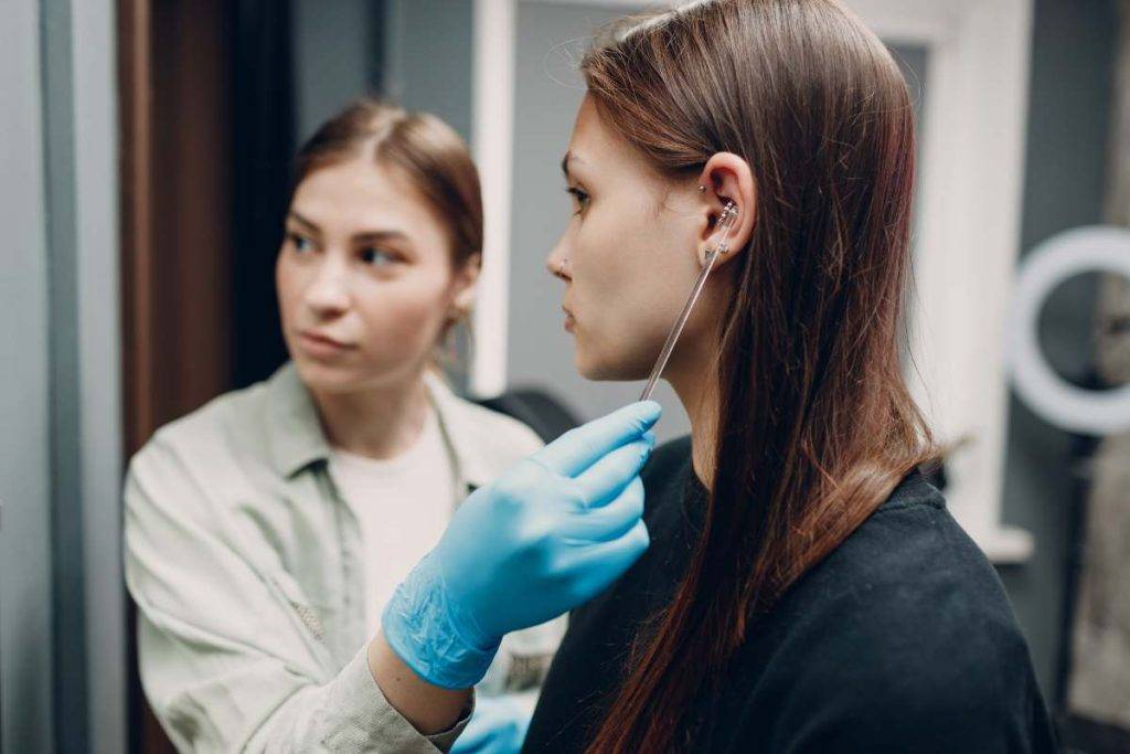 Piercing hélix : ce que vous devez savoir avant de vous lancer