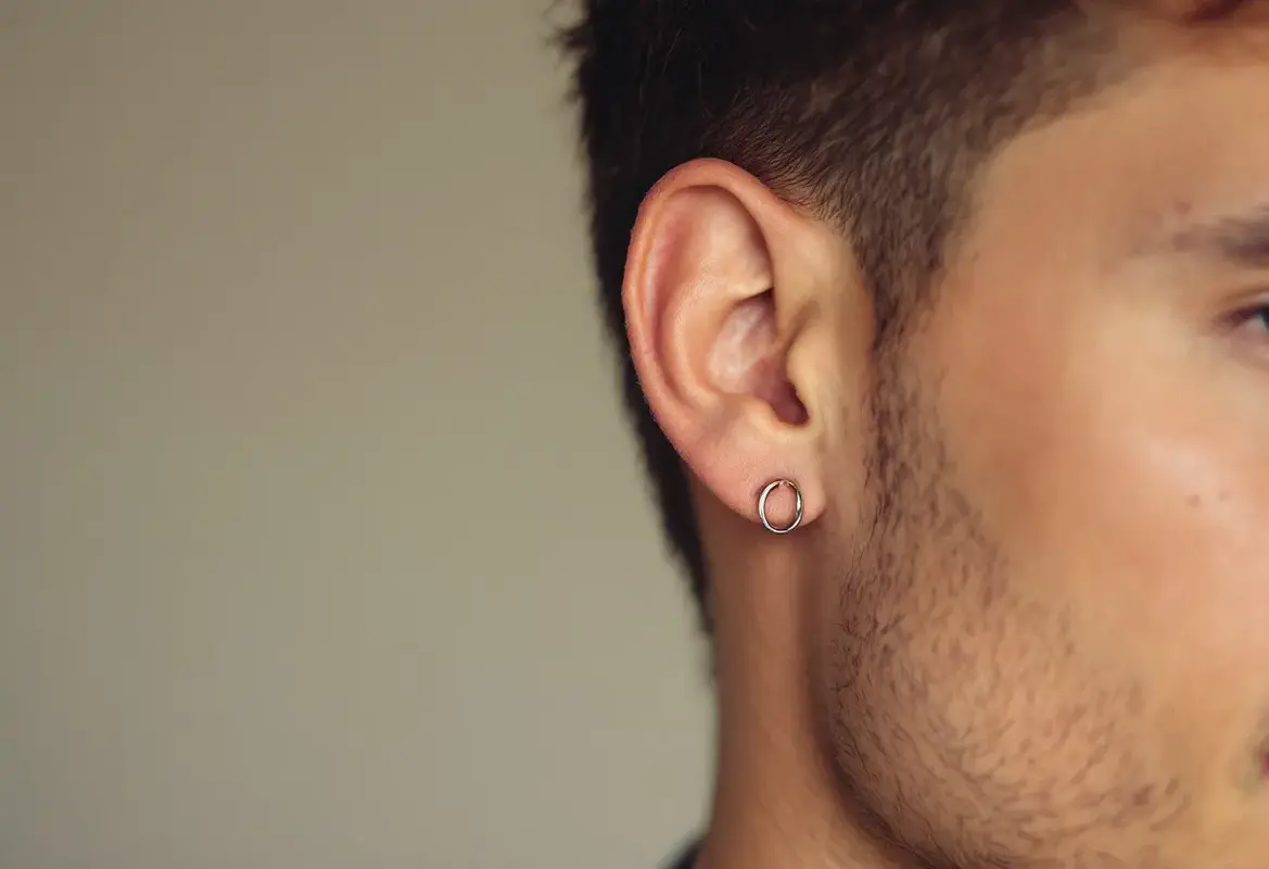 Boucle d'oreille à gauche homme : signification et histoire